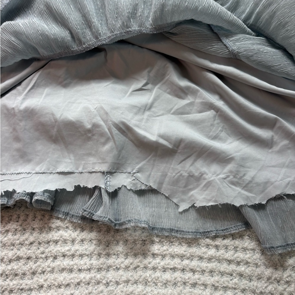 Le Lis Light Gray Smocked Dress - Picture 4 of 5